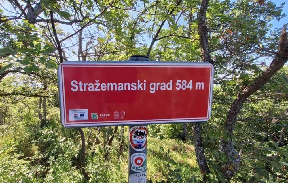 Počelo je ljeto pa su Sokolovci hlad potražili na Papuku u visinama pod divljim kruškama