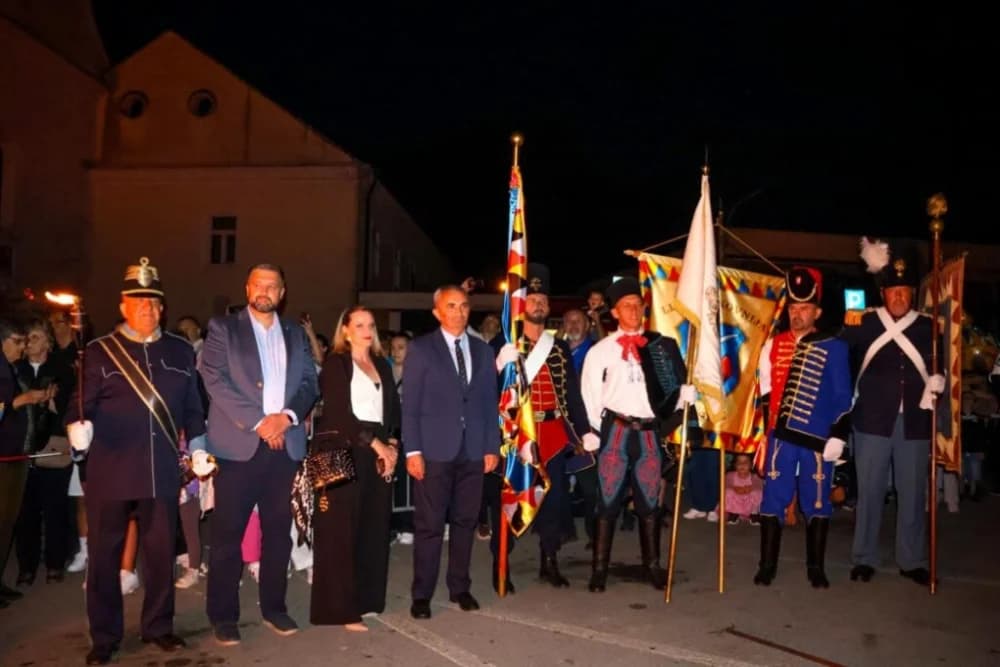 Požega dočekala ljeto u čaroliji vatre, plesa i glazbe – Ivanjski krijes ponovno spojio tradiciju i zabavu