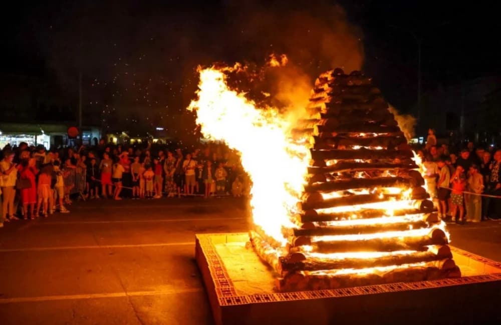 Požega dočekala ljeto u čaroliji vatre, plesa i glazbe – Ivanjski krijes ponovno spojio tradiciju i zabavu