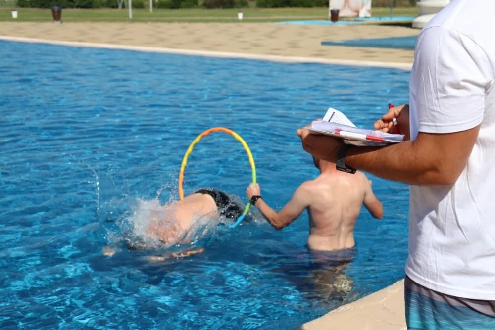Besplatna škola plivanja za djecu iz Lipika, Poljane i Pakraca ponovno na lipičkim bazenima