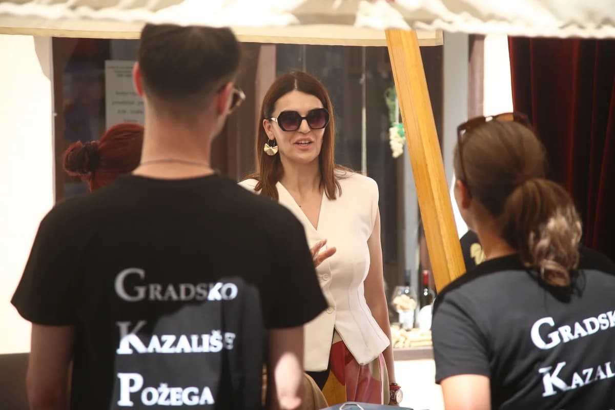 Glumci na druženju sa sugrađanima uoči Ljetnih kazališnih večeri u Požegi