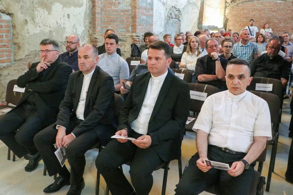 Koncert „Tu es Petrus“ u Starome gradu požeškoga Kaptola