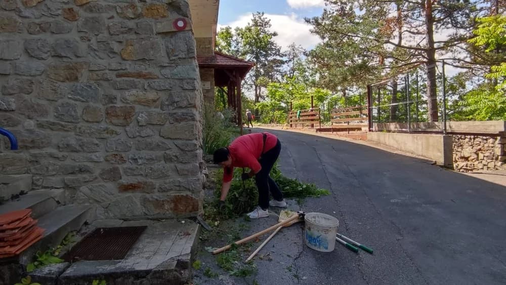 Radna akcija HPD-a ’Sokolovac’ Požega: Uređen dom ’Lapjak’ unatoč velikoj vrućini