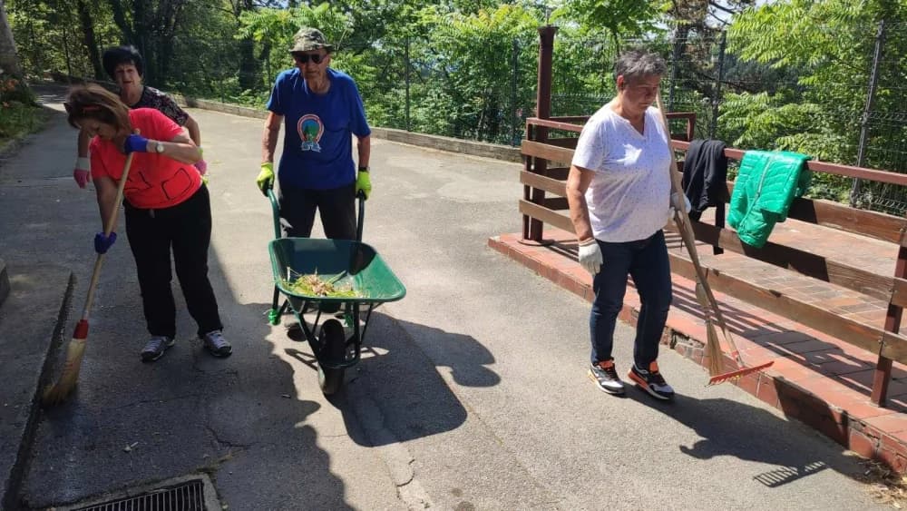 Radna akcija HPD-a ’Sokolovac’ Požega: Uređen dom ’Lapjak’ unatoč velikoj vrućini