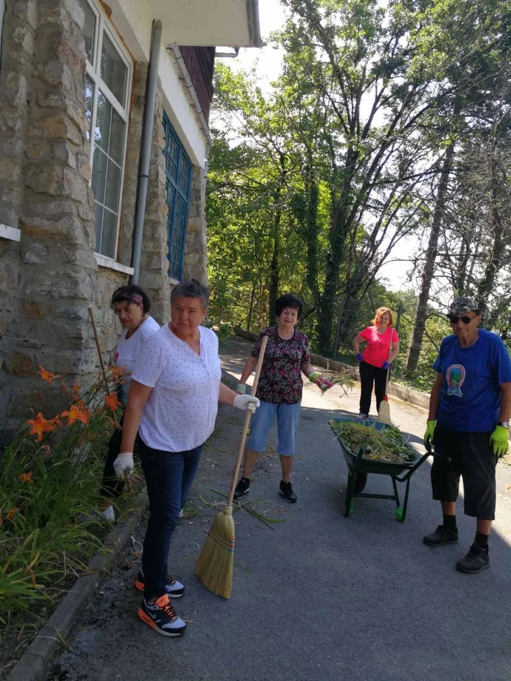 Radna akcija HPD-a ’Sokolovac’ Požega: Uređen dom ’Lapjak’ unatoč velikoj vrućini