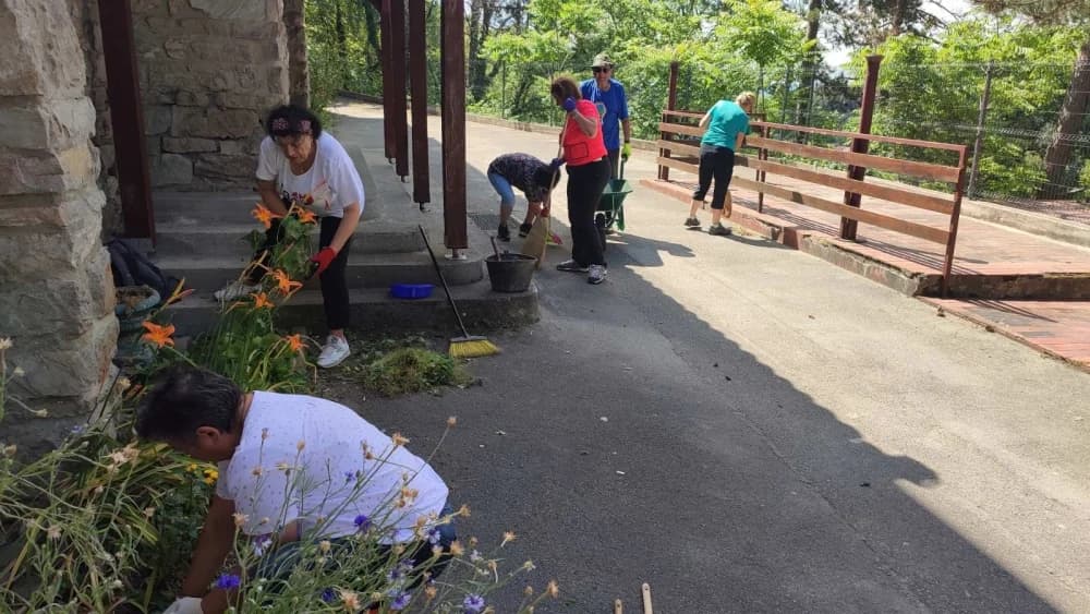 Radna akcija HPD-a ’Sokolovac’ Požega: Uređen dom ’Lapjak’ unatoč velikoj vrućini