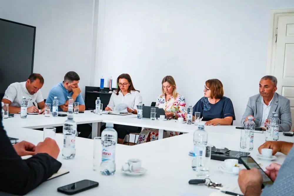 Škola plivanja, ljetovanje, paketići za prvašiće i stipendije: Županija, gradovi i općine nastavljaju zajedničke projekte
