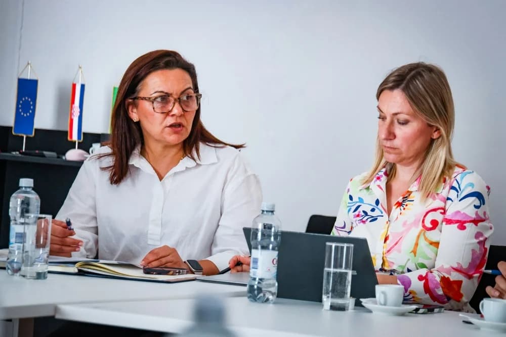 Škola plivanja, ljetovanje, paketići za prvašiće i stipendije: Županija, gradovi i općine nastavljaju zajedničke projekte