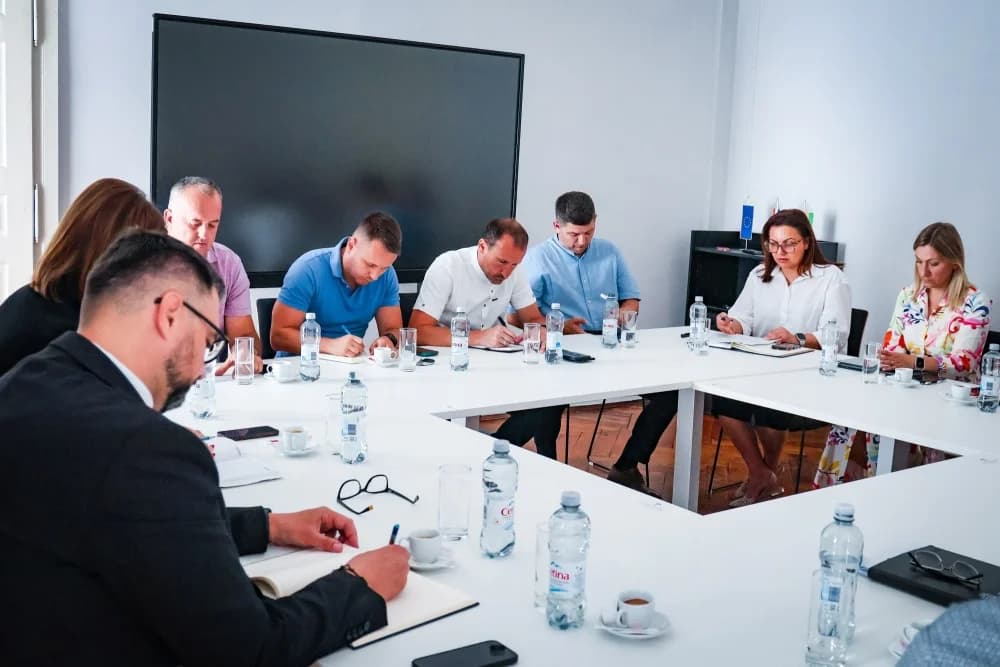 Škola plivanja, ljetovanje, paketići za prvašiće i stipendije: Županija, gradovi i općine nastavljaju zajedničke projekte