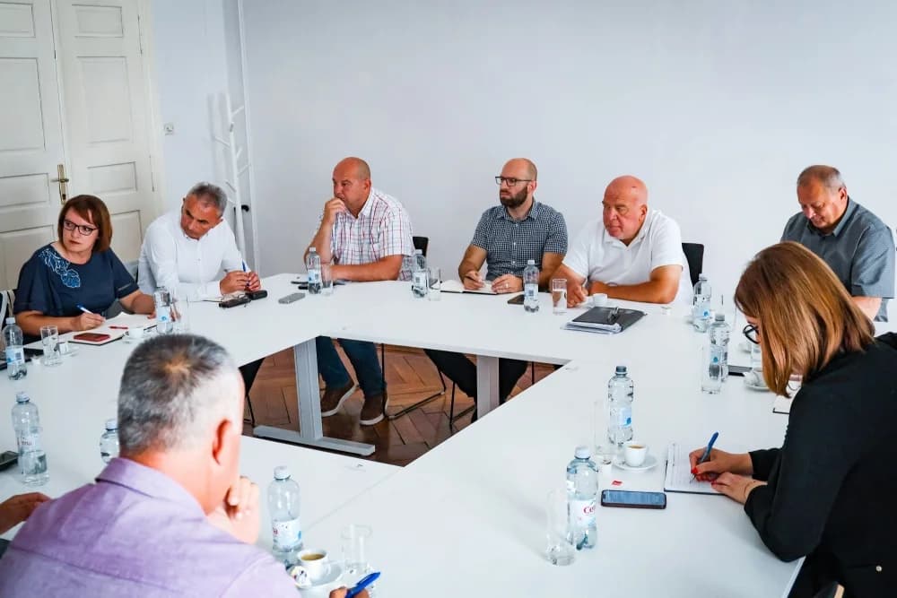 Škola plivanja, ljetovanje, paketići za prvašiće i stipendije: Županija, gradovi i općine nastavljaju zajedničke projekte