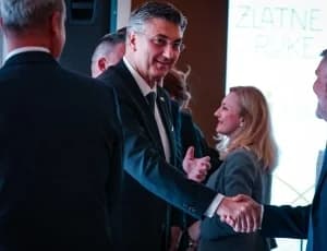 Dodijeljena priznanja najboljim hrvatskim obrtnicima, Majstoru Bobu uručena plaketa „Zlatne ruke“