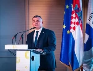Dodijeljena priznanja najboljim hrvatskim obrtnicima, Majstoru Bobu uručena plaketa „Zlatne ruke“