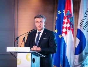 Dodijeljena priznanja najboljim hrvatskim obrtnicima, Majstoru Bobu uručena plaketa „Zlatne ruke“