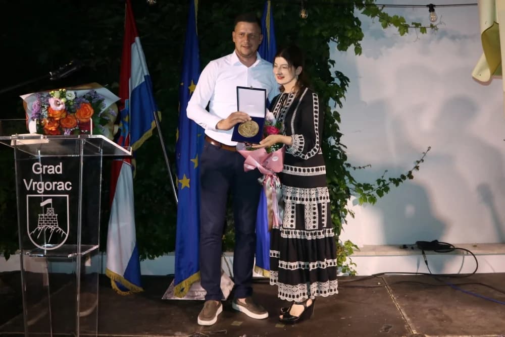 Ugledna pjesnička nagrada Tin Ujević dodijeljena Požežanki Lani Derkač