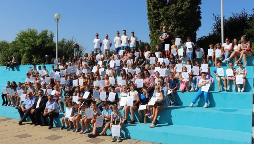 Dodjelom diploma u Lipiku završila besplatna škola plivanja za gotovo 200 djece