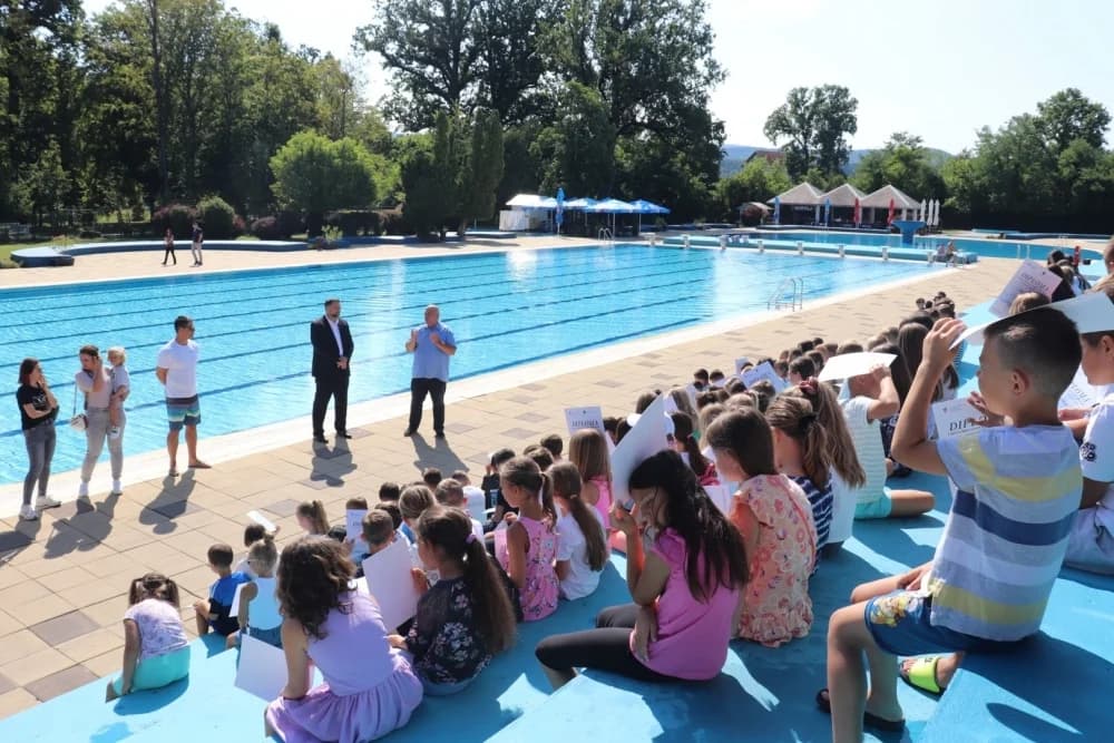 Dodjelom diploma u Lipiku završila besplatna škola plivanja za gotovo 200 djece