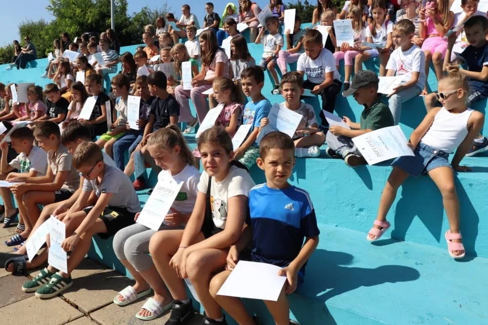 Dodjelom diploma u Lipiku završila besplatna škola plivanja za gotovo 200 djece