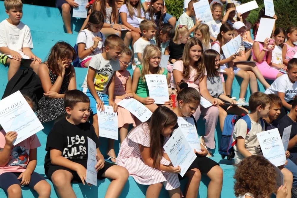 Dodjelom diploma u Lipiku završila besplatna škola plivanja za gotovo 200 djece