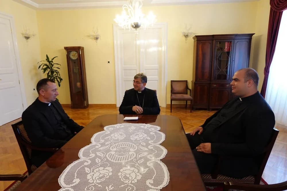 Biskup Martinović uručio dekrete mladomisnicima
