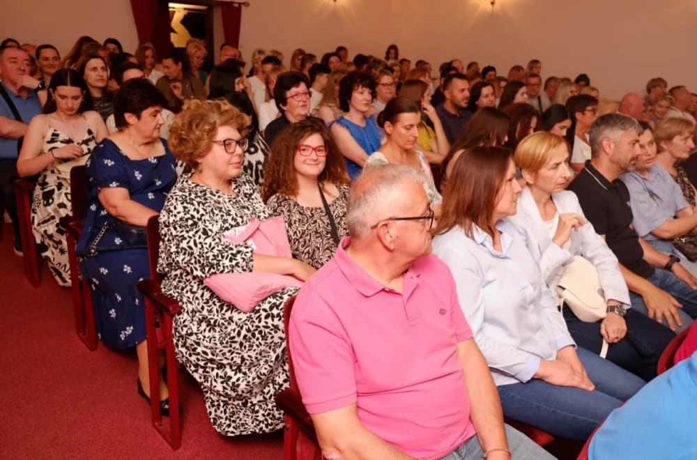 Kazališne ljetne večeri zatvorene uz smijeh, glazbu i emocije