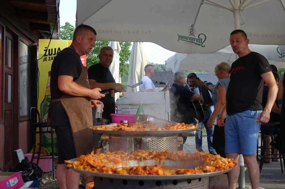 FOTO: Legendarni kafić BAZA proslavio 8. rođendan i oproštaj vlasnika Ivana Rajiča Rusa
