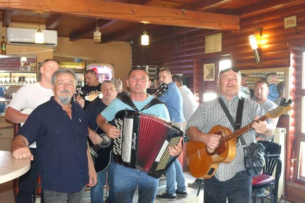 FOTO: Legendarni kafić BAZA proslavio 8. rođendan i oproštaj vlasnika Ivana Rajiča Rusa