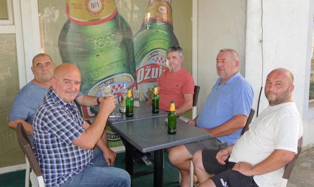 FOTO: Legendarni kafić BAZA proslavio 8. rođendan i oproštaj vlasnika Ivana Rajiča Rusa