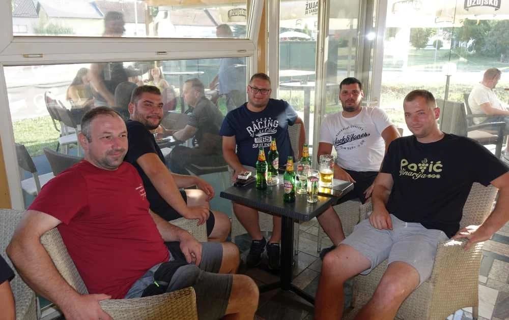 FOTO: Legendarni kafić BAZA proslavio 8. rođendan i oproštaj vlasnika Ivana Rajiča Rusa