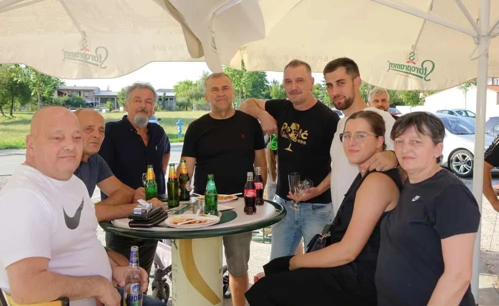 FOTO: Legendarni kafić BAZA proslavio 8. rođendan i oproštaj vlasnika Ivana Rajiča Rusa