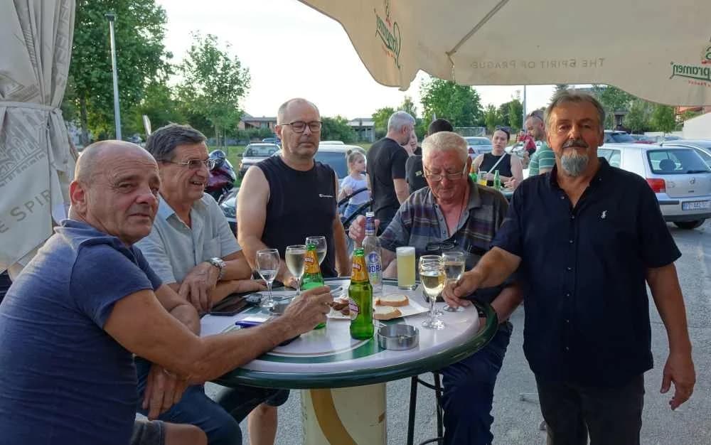 FOTO: Legendarni kafić BAZA proslavio 8. rođendan i oproštaj vlasnika Ivana Rajiča Rusa
