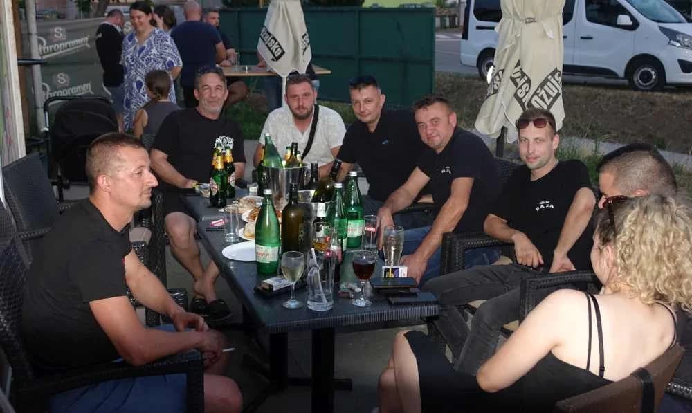 FOTO: Legendarni kafić BAZA proslavio 8. rođendan i oproštaj vlasnika Ivana Rajiča Rusa