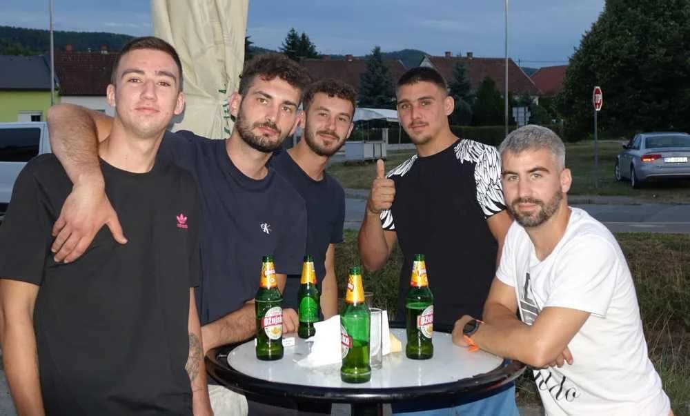 FOTO: Legendarni kafić BAZA proslavio 8. rođendan i oproštaj vlasnika Ivana Rajiča Rusa