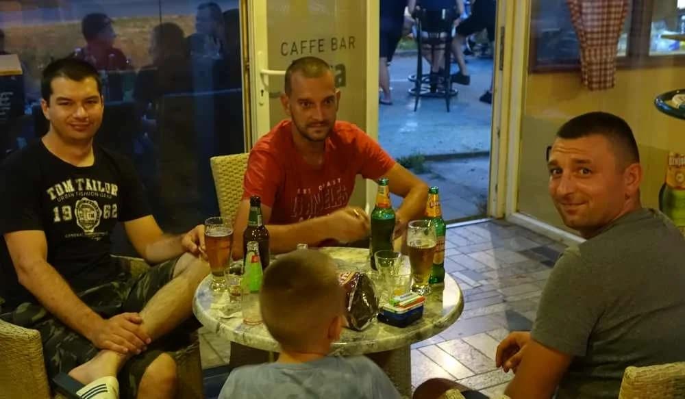 FOTO: Legendarni kafić BAZA proslavio 8. rođendan i oproštaj vlasnika Ivana Rajiča Rusa