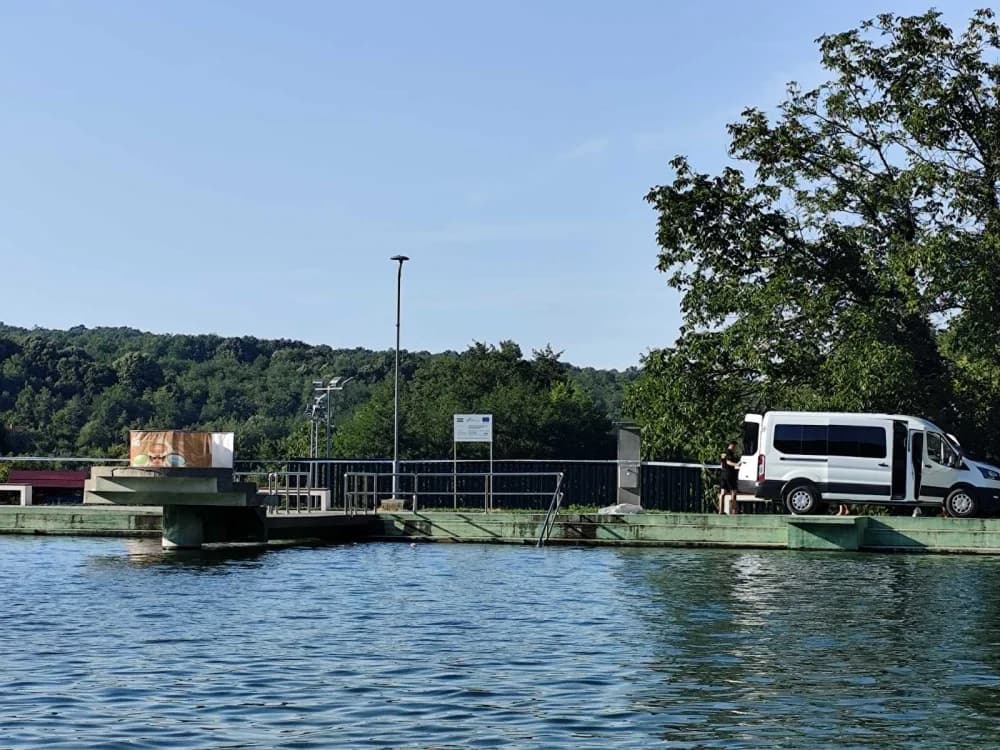 Mladić skočio u Orahovačko jezero, poginuo je