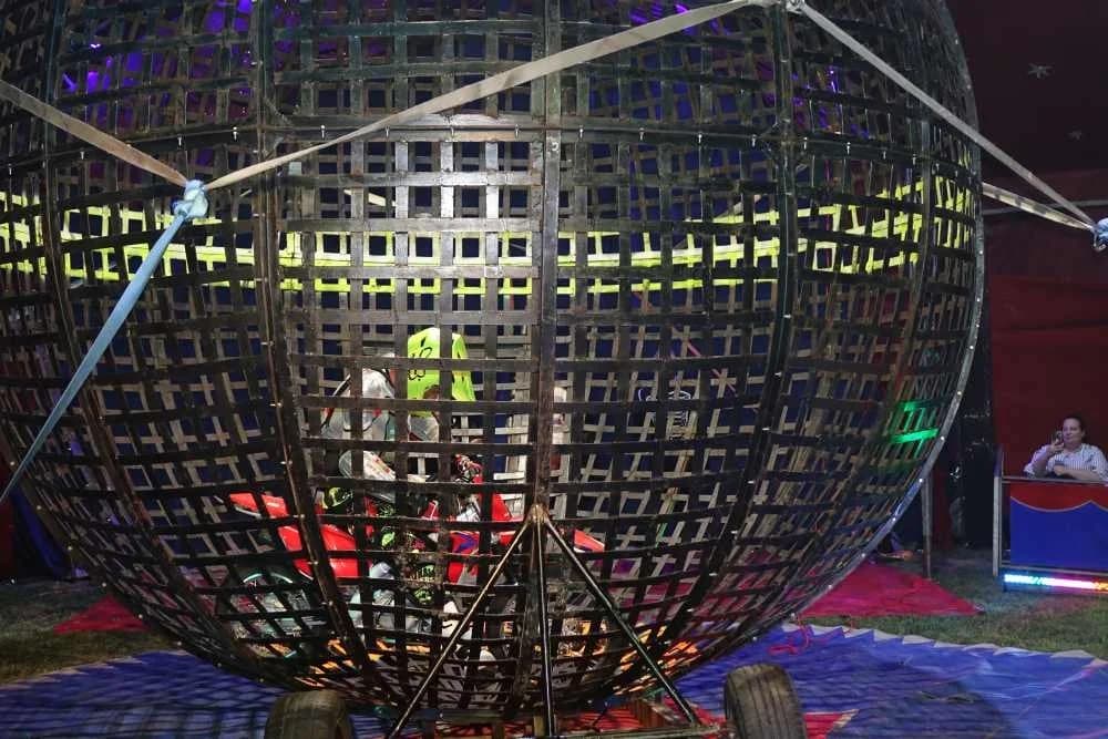 Prvu večer cirkus Colosseum oduševio Požežane