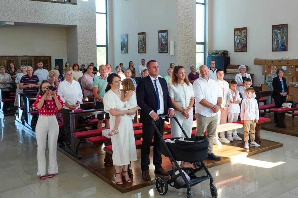 Krštenje petog djeteta roditelja Biondić u virovitičkoj Župi sv. Leopolda Mandića