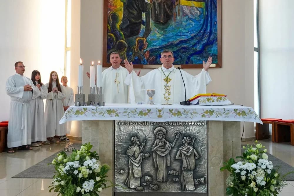 Krštenje petog djeteta roditelja Biondić u virovitičkoj Župi sv. Leopolda Mandića