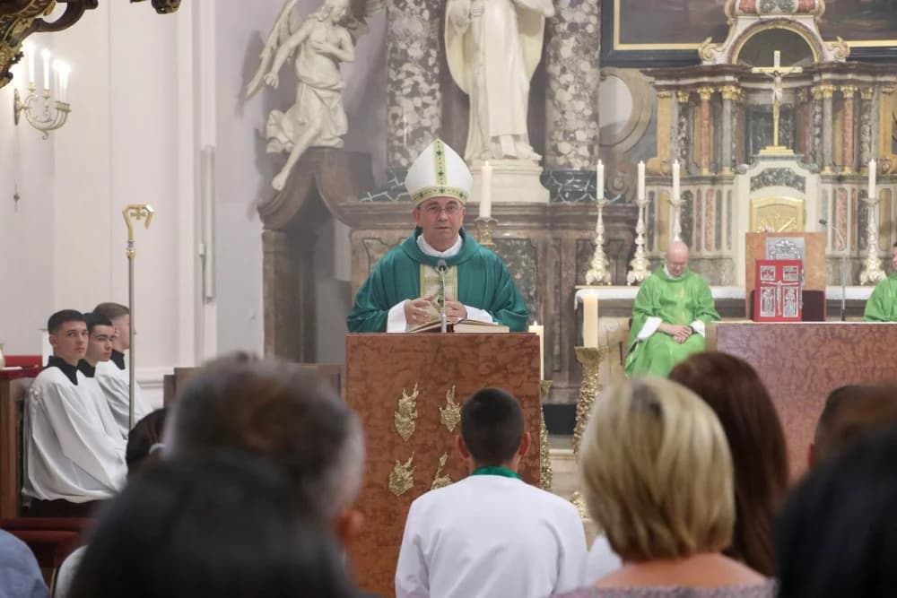 Biskup Ivo uveo u službu novog župnika u požeškoj Župi sv. Terezije Avilske