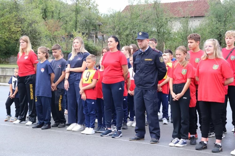 Natjecanje vatrogasnog pomlatka i mladeži u Poljani okupilo devet ekipa s područja Lipika i Pakraca