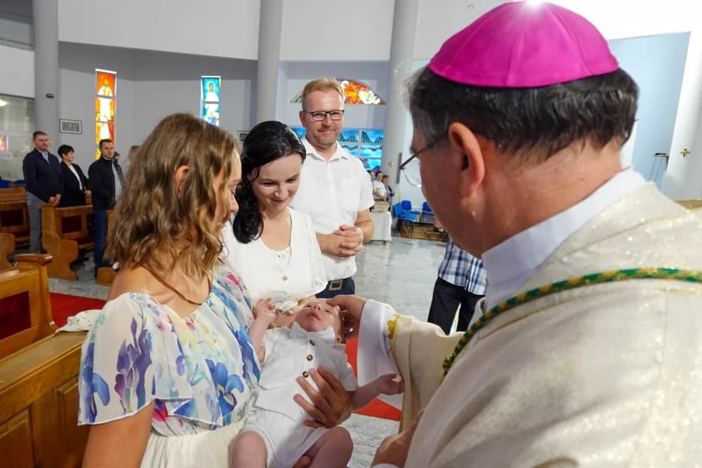 Biskup Ivo krstio peto dijete roditelja Klarić u Okučanima
