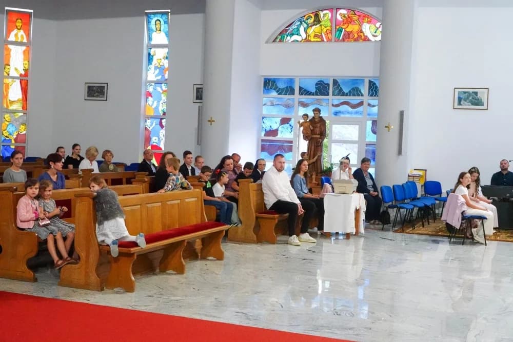 Biskup Ivo krstio peto dijete roditelja Klarić u Okučanima