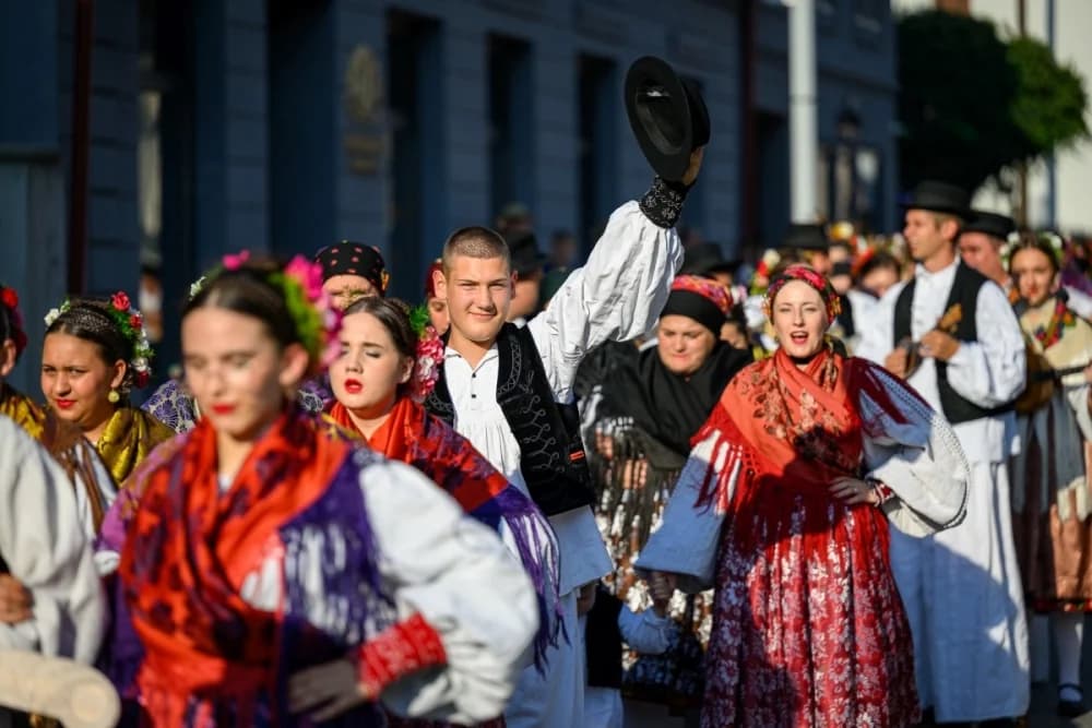 Prva večer festivala Zlatne žice Slavonije: Najgizdavija Šokica Angela Butorac, u finalu Divne godine