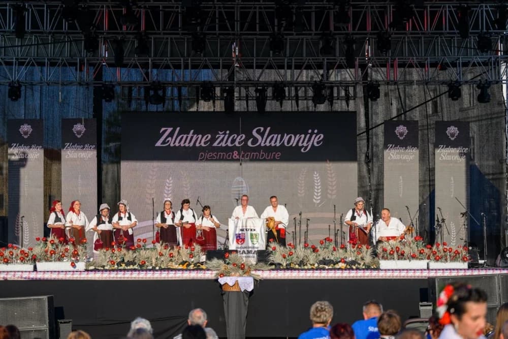 Prva večer festivala Zlatne žice Slavonije: Najgizdavija Šokica Angela Butorac, u finalu Divne godine