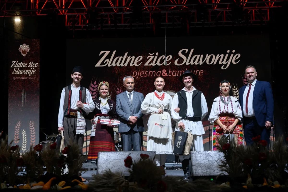 Prva večer festivala Zlatne žice Slavonije: Najgizdavija Šokica Angela Butorac, u finalu Divne godine