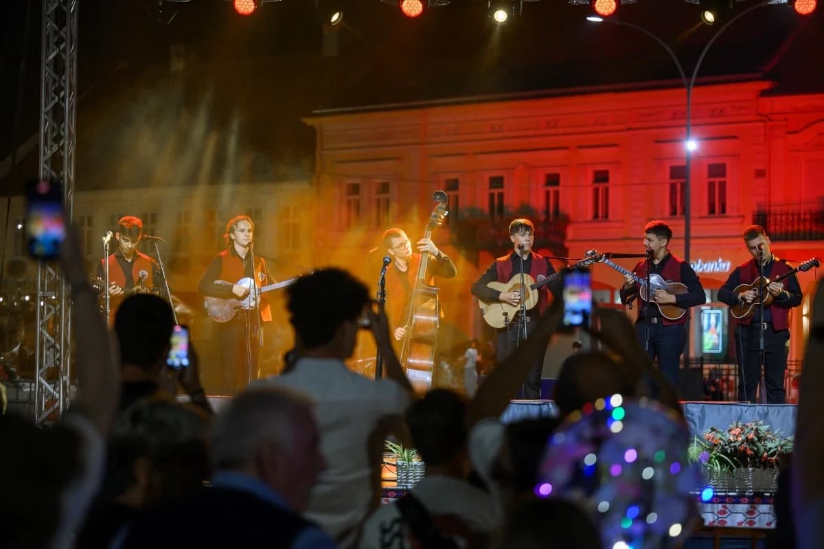 Prva večer festivala Zlatne žice Slavonije: Najgizdavija Šokica Angela Butorac, u finalu Divne godine