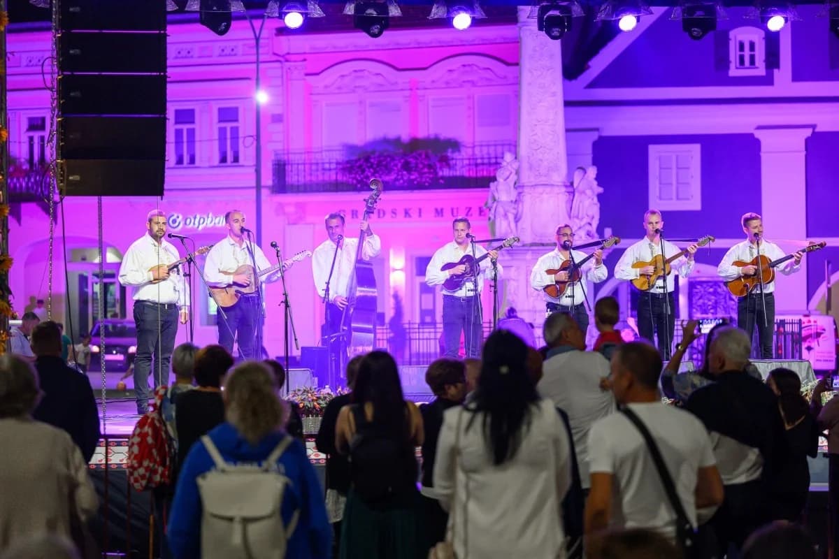 Prva večer festivala Zlatne žice Slavonije: Najgizdavija Šokica Angela Butorac, u finalu Divne godine