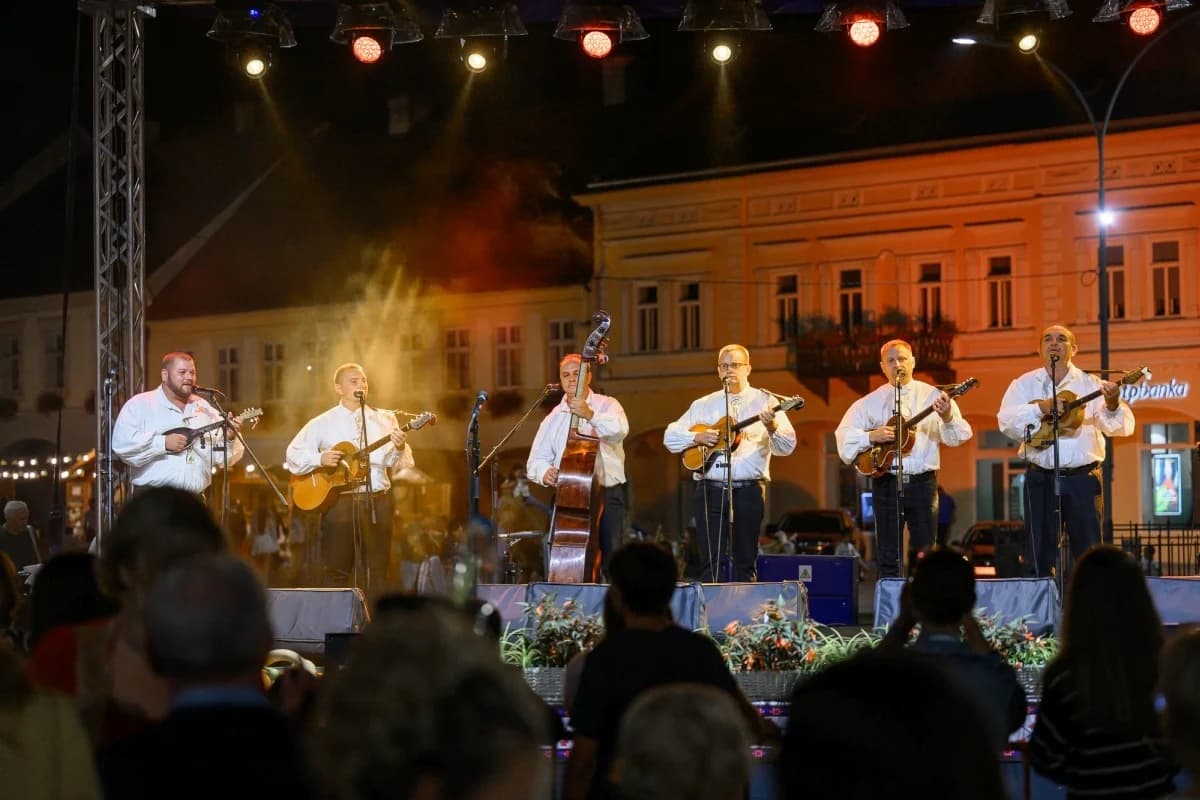Prva večer festivala Zlatne žice Slavonije: Najgizdavija Šokica Angela Butorac, u finalu Divne godine