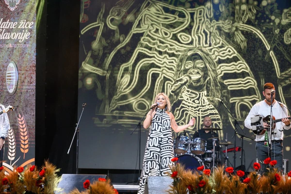 Prva večer festivala Zlatne žice Slavonije: Najgizdavija Šokica Angela Butorac, u finalu Divne godine