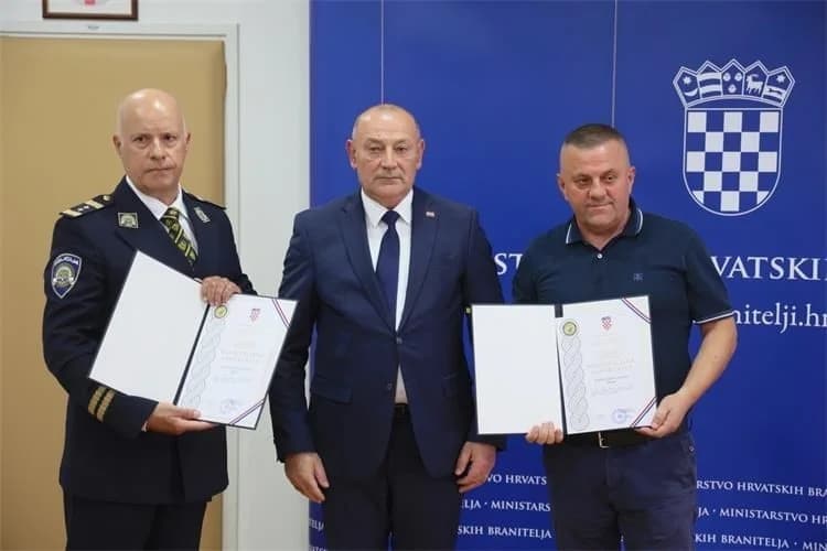 Ministar Medved uručio braniteljske zahvalnice u prigodi obilježavanja 34. obljetnice pogibije hrvatskih branitelja u Kusonjama