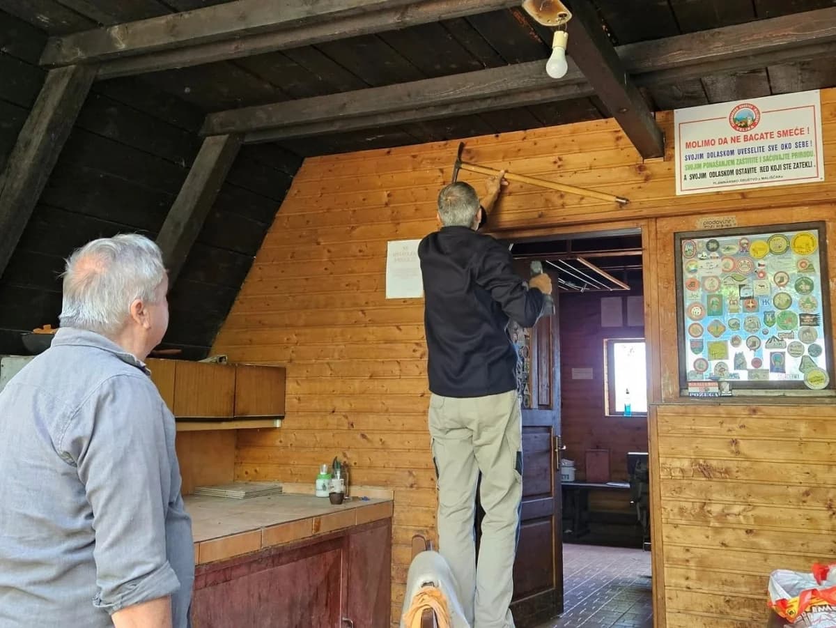 Vrijedni planinari ’Mališćaka’ apeliraju: Ne ostavljajte smeće i održavajte čistoću kuće koja služi cijeloj zajednici